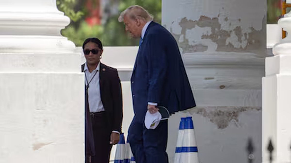 El acuerdo preliminar con Irán (memorándum de entendimiento) pasa factura política a Donald Trump: Foto a su salida de la Casa Blanca este viernes. | EUROPA PRESS El acuerdo preliminar con Irán (memorándum de entendimiento) pasa factura política a Donald Trump: Foto a su salida de la Casa Blanca este viernes. | EUROPA PRESS