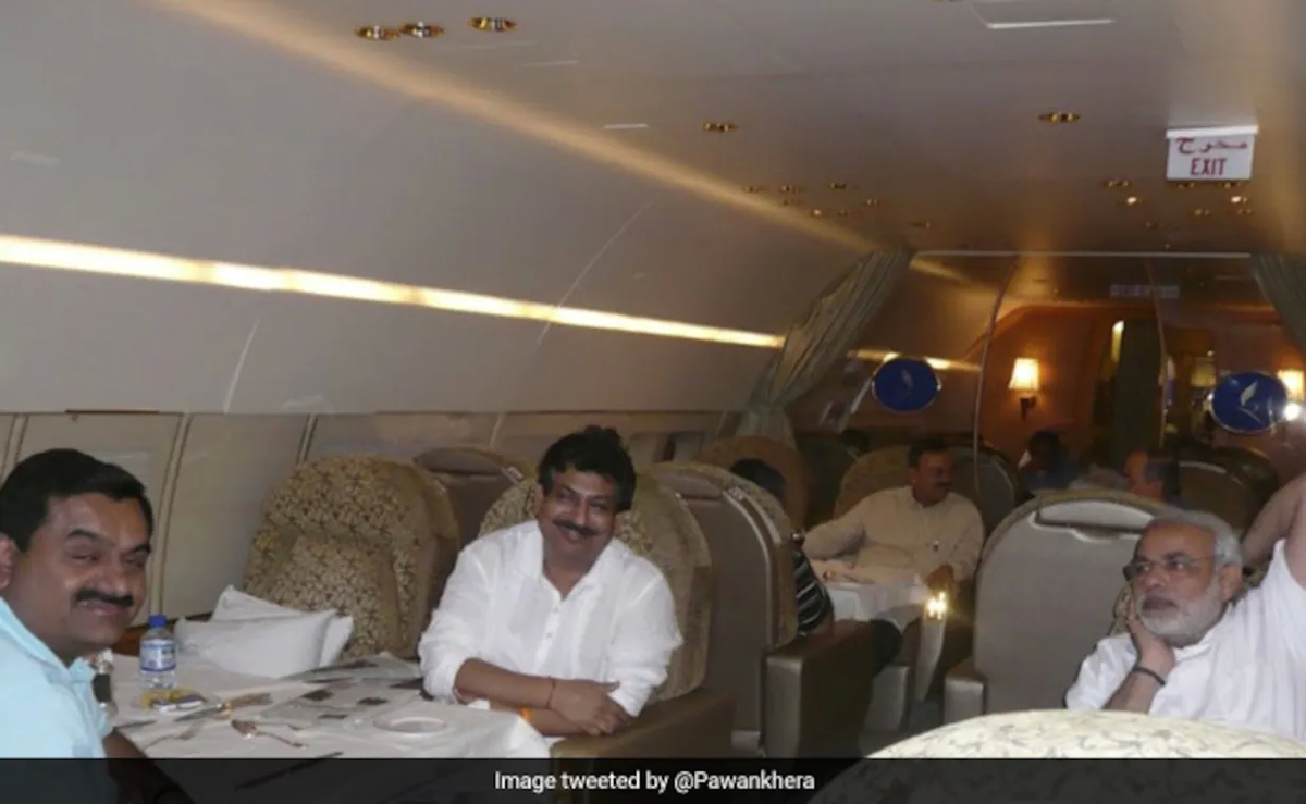 El opositor Partido del Congreso compartió la foto antigua de Narendra Modi con los empresarios Gautam Adani y Vibhav Kant Upadhyay en un avión privado.