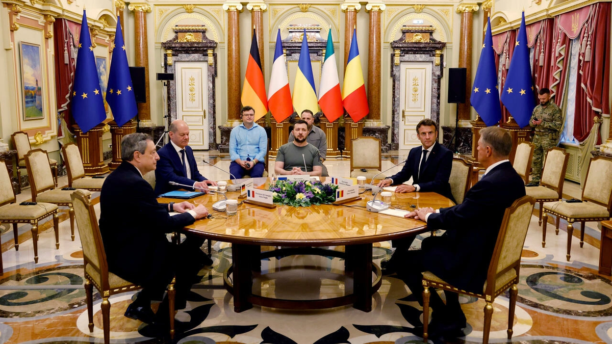 Los presidentes de Francia, Rumania y los cancilleres alemán e italiano en reunión de trabajo con Volodímir Zelenski.