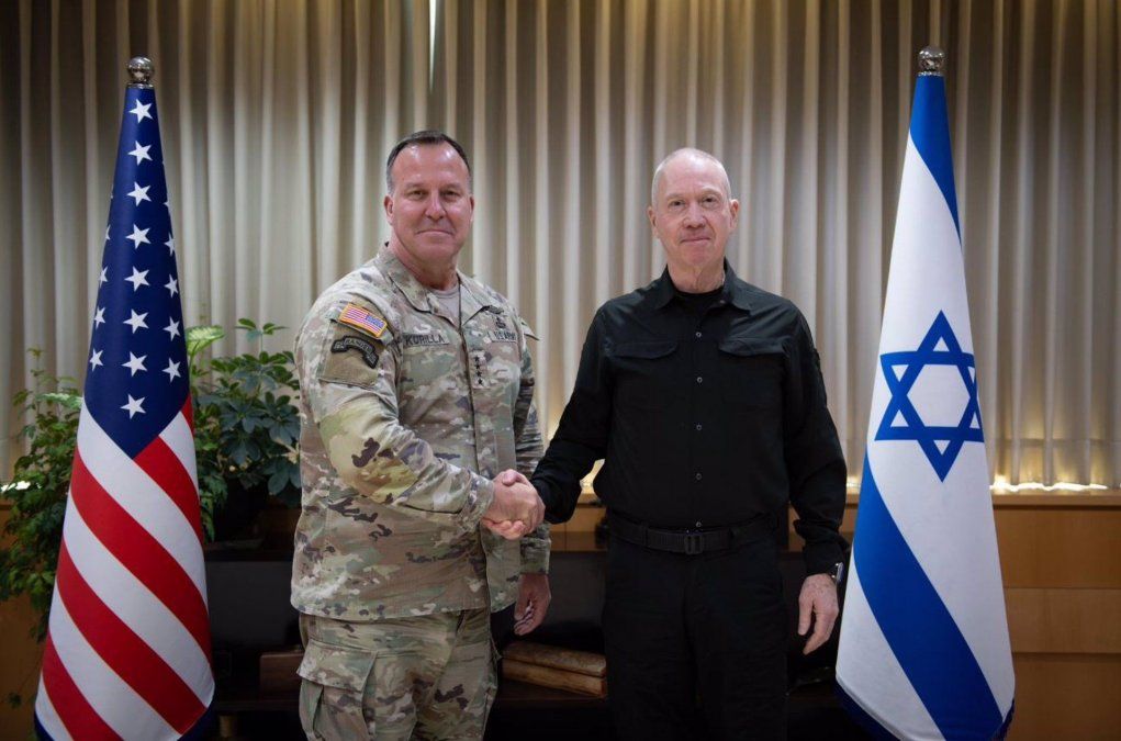 El jefe del Comando Central de Estados Unidos junto al ministro de Defensa de Israel