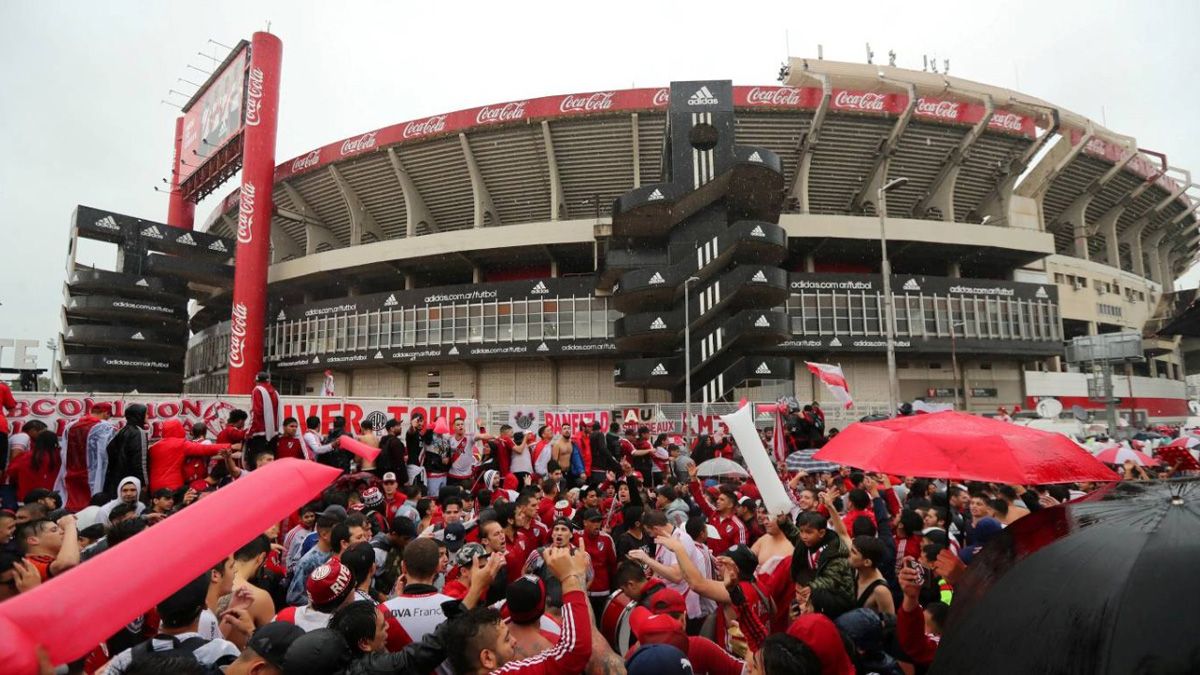 Sin la Policía Federal, las policías locales controlarán a los hinchas en el regreso a los estadios de fútbol.