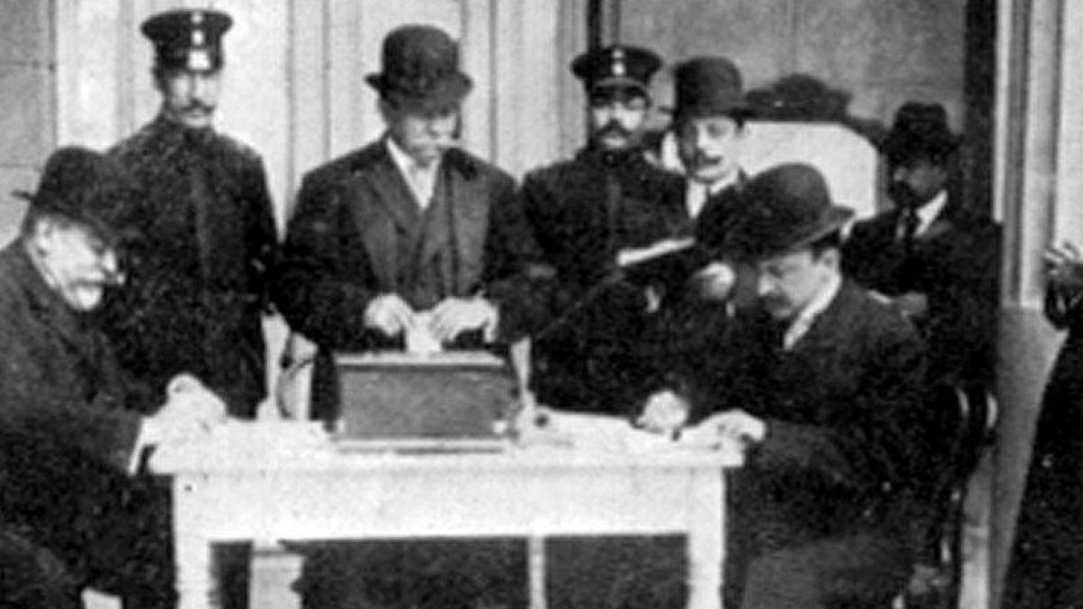 La Ley Sáenz Peña, sancionada en 1912, revolucionó el sistema democrático argentino, ya que instauró el voto secreto y obligatorio para todos los ciudadanos mayores de edad. La Ley Sáenz Peña, sancionada en 1912, revolucionó el sistema democrático argentino, ya que instauró el voto secreto y obligatorio para todos los ciudadanos mayores de edad.