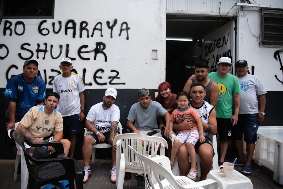 Sin ingresos y sin poder pagar alquileres, varias familias decidieron permanecer dentro del frigorífico como forma de supervivencia y protesta. Sin ingresos y sin poder pagar alquileres, varias familias decidieron permanecer dentro del frigorífico como forma de supervivencia y protesta.