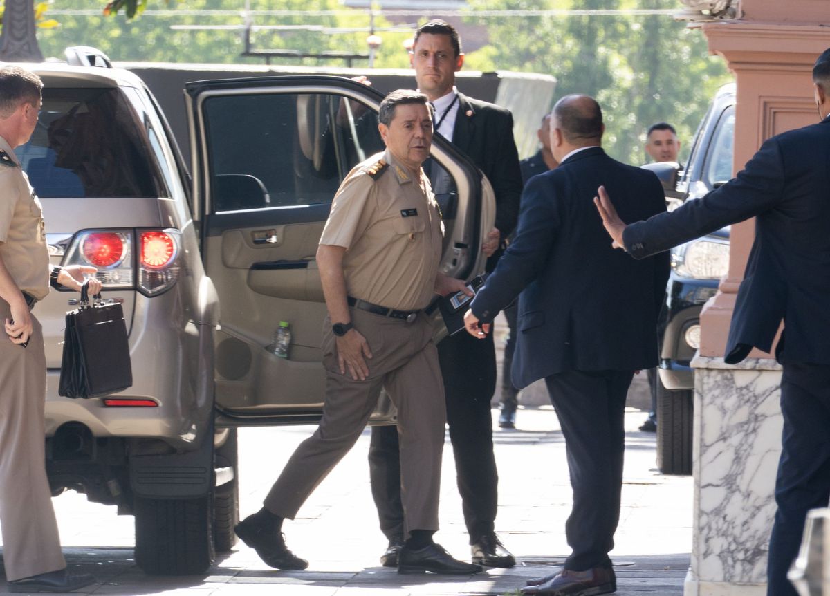 Teniente general Carlos Alberto Presti, al ingresar a Casa Rosada, para participar de una reunion de Gabinete. Teniente general Carlos Alberto Presti, al ingresar a Casa Rosada, para participar de una reunion de Gabinete.