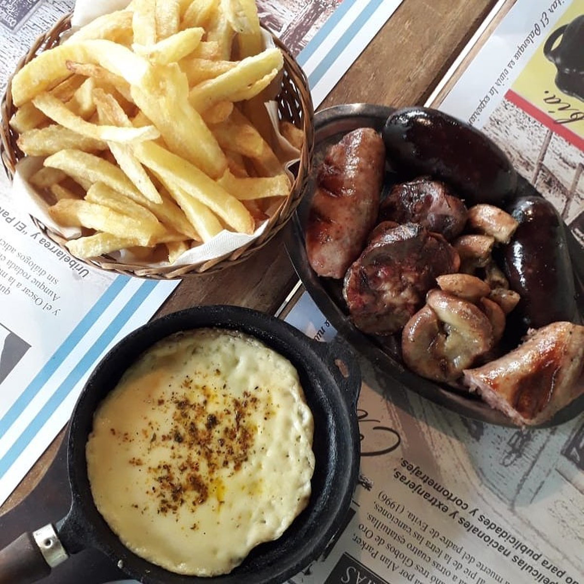 El asado con papas fritas es uno de los más pedidos por el turismo.