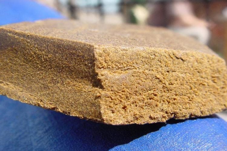 El hachís es un producto obtenido de la flor del cannabis a partir de su resina/polen, en bruto o purificada.