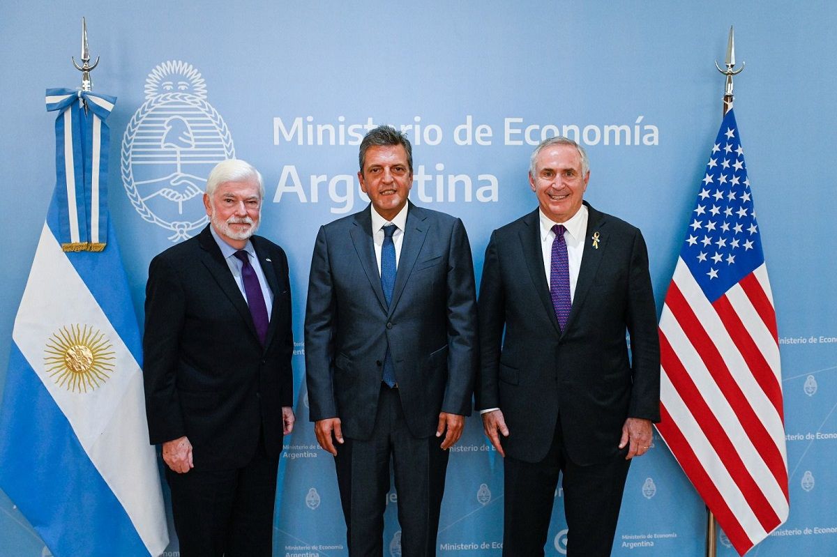El ministro de Economía, junto embajador de los Estados Unidos (derecha) y el representante del Joe Biden, en el otro extremo