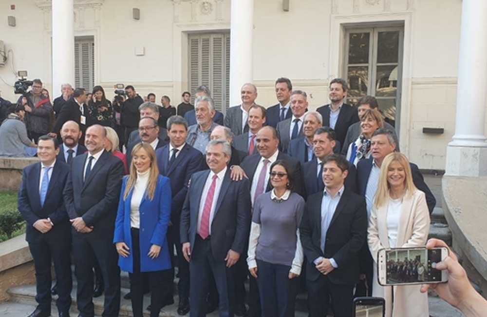 Alberto Fernández tras firmar el acuerdo con las provincias, en Rosario.