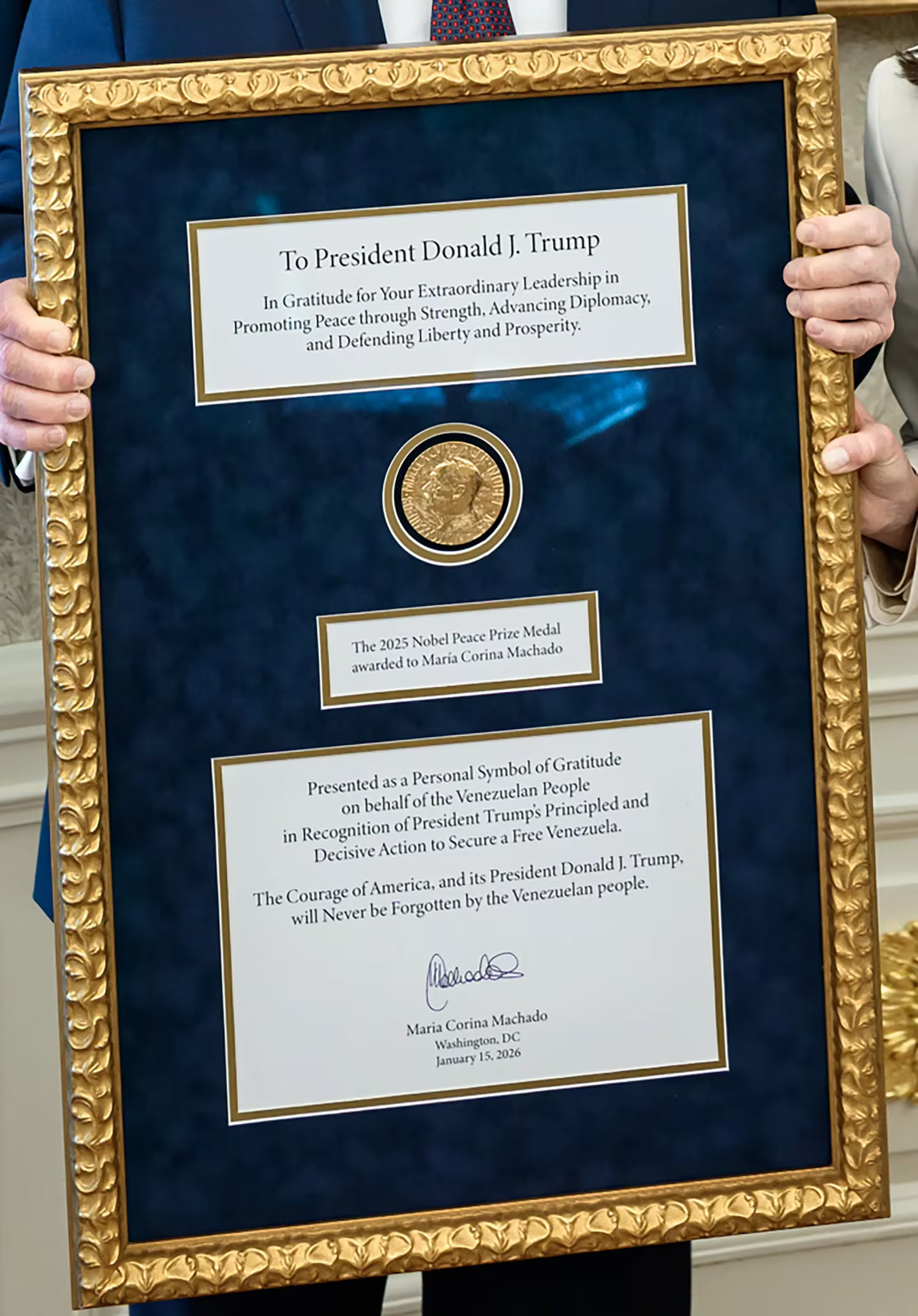 La medalla del Nobel de la Paz fue presentada en un marco con detalles dorados y una inscripción dedicada a Trump en forma de agradecimiento. (Foto: New York Post) La medalla del Nobel de la Paz fue presentada en un marco con detalles dorados y una inscripción dedicada a Trump en forma de agradecimiento. (Foto: New York Post)