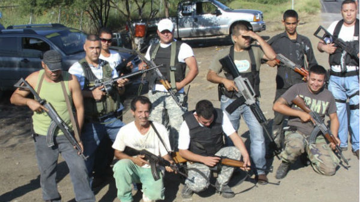 Autodefensas entraron triunfalmente a Apatzing n