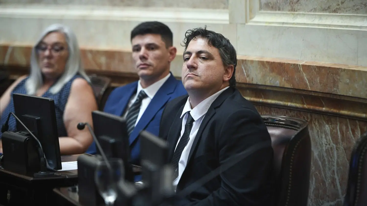 El oficialismo prepara un combo legislativo de alto voltaje en las sesiones extraordinarias de diciembre, que incluye al Presupuesto 2026, la modernización laboral y la derogación de la Ley de Glaciares para la explotación de zonas protegidas, norma que Paoltroni calificó como "una traba absurda que frenó el desarrollo minero". El oficialismo prepara un combo legislativo de alto voltaje en las sesiones extraordinarias de diciembre, que incluye al Presupuesto 2026, la modernización laboral y la derogación de la Ley de Glaciares para la explotación de zonas protegidas, norma que Paoltroni calificó como "una traba absurda que frenó el desarrollo minero".