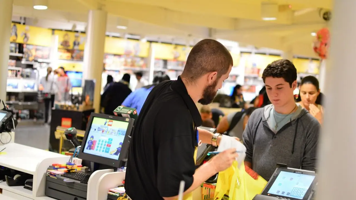 Argentinos comprando en Paraguay.
