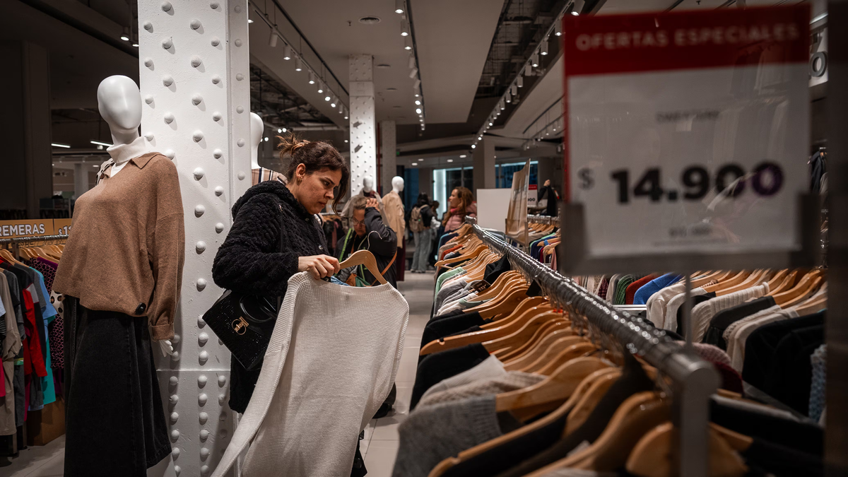 Supermercados ofrecen descuentos reales en ropa. Supermercados ofrecen descuentos reales en ropa.