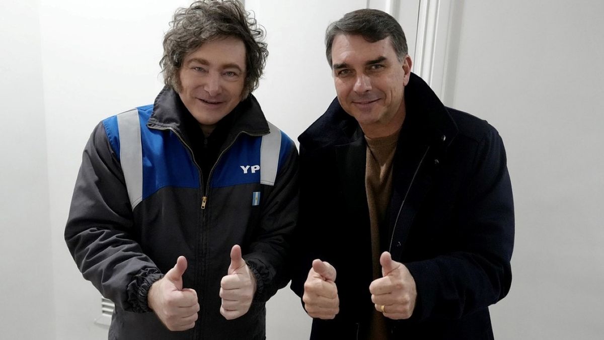 Flávio Bolsonaro salió de Brasil y Javier Milei quedó metido en el despelote por una fuerte acusación. El abogado trumpista Simón Levy lo prendió fuego. Foto: X
