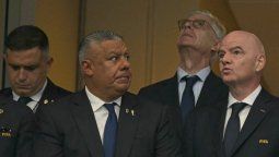 Gianni Infantino atraviesa una de las mayores crisis de su gestión en FIFA, mientras Chiqui Tapia y Alejandro Domínguez sostienen su respaldo desde Sudamérica.
