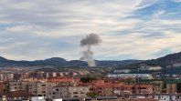 Una columna de humo se eleva sobre El Fargue tras la explosión en la Fábrica de Municiones de Granada, que obligó a desalojar las instalaciones y dejó trabajadores con lesiones auditivas.