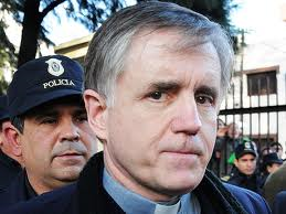El Tribunal Oral de Morón decide esta tarde si el sacerdote Julio César Grassi va a prisión, en twitter los comentarios acerca del caso rápidamente lo convirtieron en uno de los temas más hablados en la red social