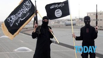 Amigos se disfrazaron de terroristas del ISIS para secuestrar al novio y celebrar la despedida de soltero. Foto: Torino Today. Amigos se disfrazaron de terroristas del ISIS para secuestrar al novio y celebrar la despedida de soltero. Foto: Torino Today.