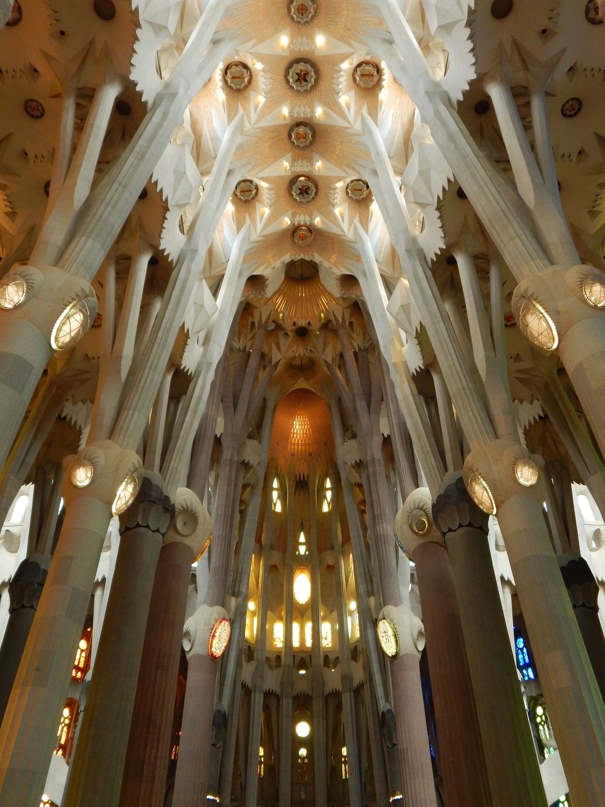 El interior del templo diseñado por Antoni Gaudí, donde la luz natural atraviesa las vidrieras y transforma la nave central en un bosque de piedra y color. El interior del templo diseñado por Antoni Gaudí, donde la luz natural atraviesa las vidrieras y transforma la nave central en un bosque de piedra y color.