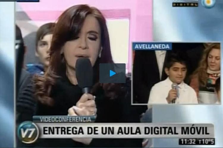 Cristina, en diálogo con el hijo de un camionero.