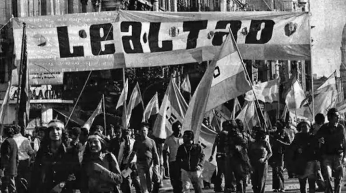 El 17 de octubre de 1945, miles de trabajadores se reunieron en la Plaza de Mayo a exigir al gobierno de facto de Farrell la liberación de Perón (preso en la Isla Martín García). El 17 de octubre de 1945, miles de trabajadores se reunieron en la Plaza de Mayo a exigir al gobierno de facto de Farrell la liberación de Perón (preso en la Isla Martín García).