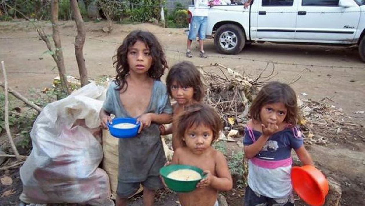 En Argentina, la inseguridad alimentaria afecta a más del 30% de los niños y adolescentes. El año pasado, el 55,5% de la población era pobre, y el 17,5% sufría indigencia. En Argentina, la inseguridad alimentaria afecta a más del 30% de los niños y adolescentes. El año pasado, el 55,5% de la población era pobre, y el 17,5% sufría indigencia.