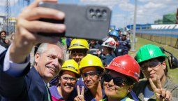 Alberto Fernández, durante una visita días atrás al partido de Ensenada.&nbsp;