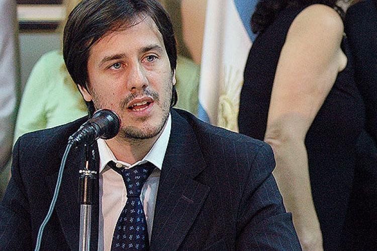 Mariano Recalde, tres sueldos y polémica.