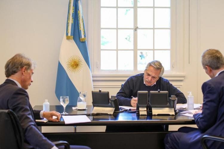 En la Quinta de Olivos, el presidente Alberto Fernández, acompañado por el futuro embajador argentino en Francia, Leonardo Constantino, hablando con el presidente Emmanuel Macron.