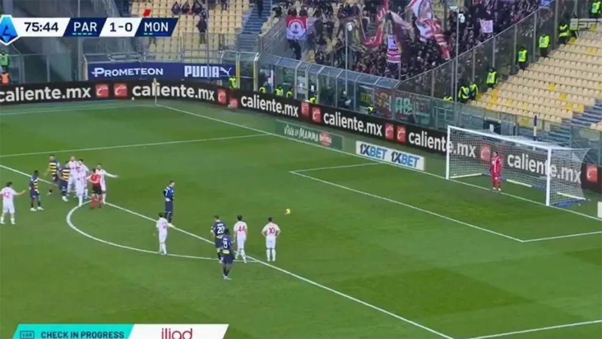 Eldelantero polaco Adrian Benedyczak anotó el gol de la victoria del Parma anteel Monza 2-1 pero confundió el pitazo del árbitro mientras revisaba el VAR.(Foto: Captura de TV)