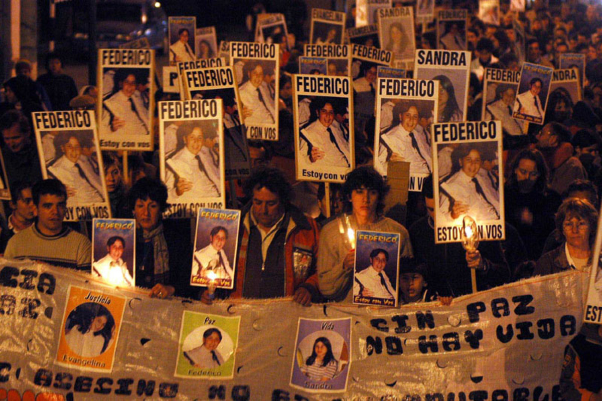 Revertir esta tendencia no depende de un mayor despliegue policial en la puerta de los colegios, sino de reconstruir la red de alerta temprana comunitaria. Revertir esta tendencia no depende de un mayor despliegue policial en la puerta de los colegios, sino de reconstruir la red de alerta temprana comunitaria.