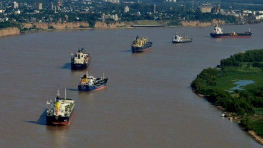 Hidrovía en el río Paraná.