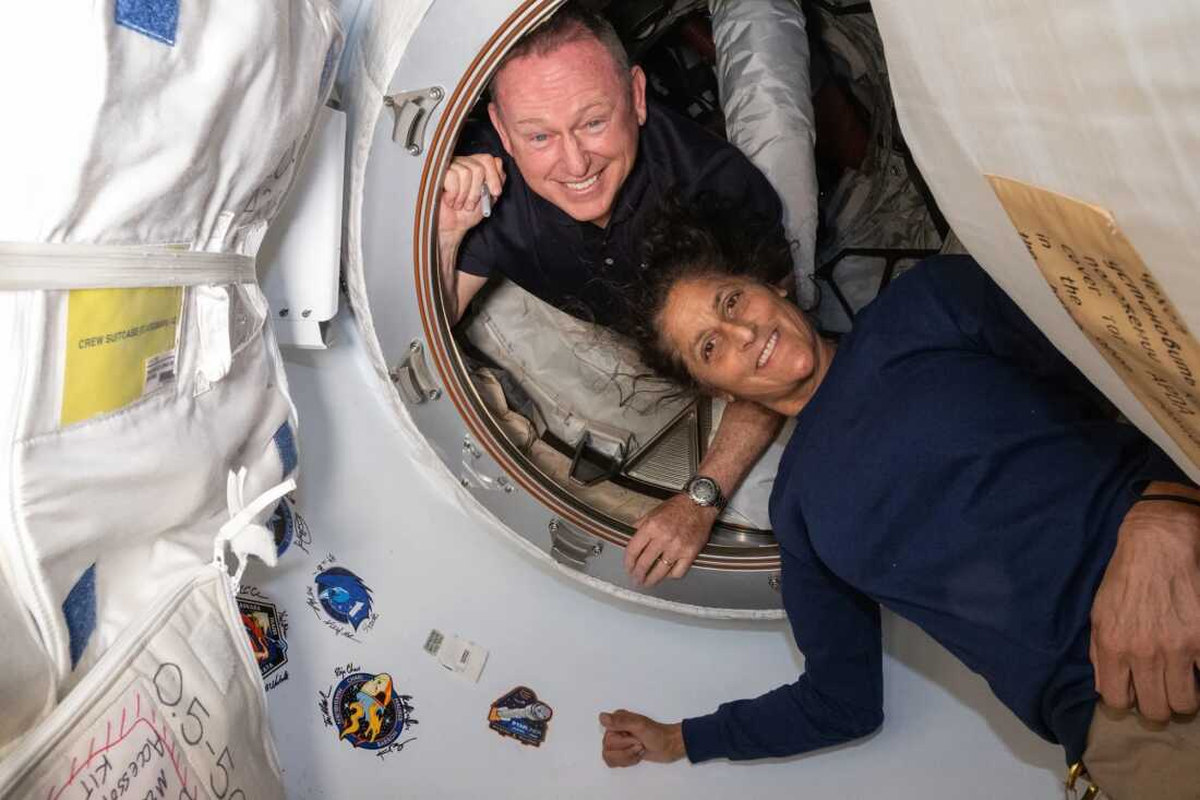 Butch Wilmore y Suni Williams, pilotos de prueba, tenían programado pasar solo una semana. Sin embargo, su estadía se extendió por fallas en los propulsores y fugas de helio en la nueva nave de Boeing. Butch Wilmore y Suni Williams, pilotos de prueba, tenían programado pasar solo una semana. Sin embargo, su estadía se extendió por fallas en los propulsores y fugas de helio en la nueva nave de Boeing.