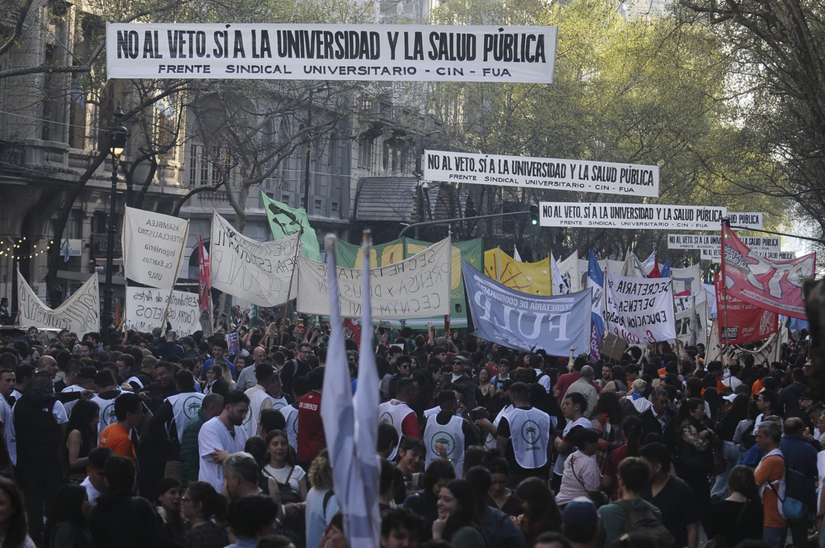 Una de las varias marchas universitarias en reclamo de intereses sectoriales Una de las varias marchas universitarias en reclamo de intereses sectoriales
