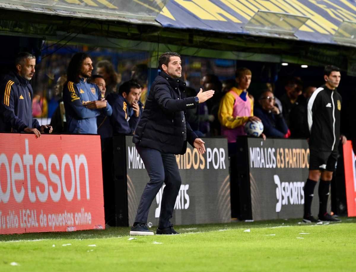 Fernando Gago y todo Boca reclamaron el foul que cobró Echenique a Cavani