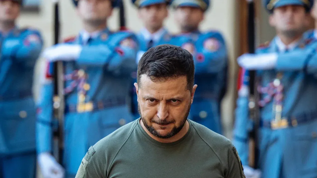 Volodymyr Zelensky pasa por delante de la guardia de honor de Praga en su visita a ese país.&nbsp;