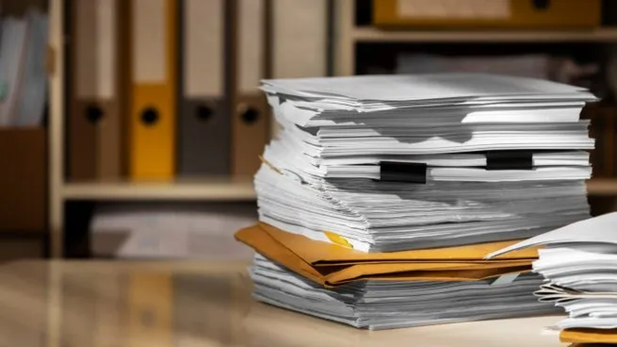 La reforma elimina estatutos históricos y unifica a periodistas, peluqueros y viajantes bajo la ley general. Cambian indemnizaciones, se habilitan cuotas, banco de horas y un fondo empresarial para despidos. La reforma elimina estatutos históricos y unifica a periodistas, peluqueros y viajantes bajo la ley general. Cambian indemnizaciones, se habilitan cuotas, banco de horas y un fondo empresarial para despidos.