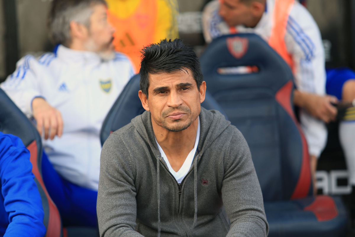 Hugo Ibarra piensa el equipo para el Superclásico.