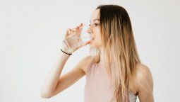 Los requerimientos de agua varían ampliamente según la edad, el sexo, los niveles de actividad y el entorno de la persona.