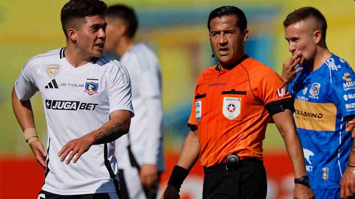Arturo Vidal protagonizó un nuevo escándalo en Chile tras insultar a un árbitro luego del partido Everton y Colo-Colo, podría recibir un duro castigo. Arturo Vidal protagonizó un nuevo escándalo en Chile tras insultar a un árbitro luego del partido Everton y Colo-Colo, podría recibir un duro castigo.