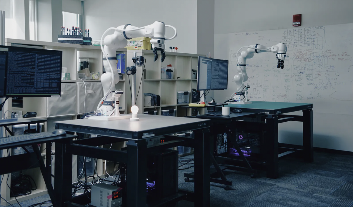 Mientras que el proyecto Dactyl de OpenAI requería condiciones rígidas, el sistema de Eka improvisa movimientos ante imprevistos físicos. Mientras que el proyecto Dactyl de OpenAI requería condiciones rígidas, el sistema de Eka improvisa movimientos ante imprevistos físicos.