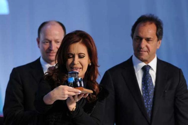 Cristina Fernández junto a Daniel Scioli, en el acto de colocación de la piedra fundamental para la construcción de una planta de producción de maquinarias agrícolas en General Rodríguez (Foto: Télam)