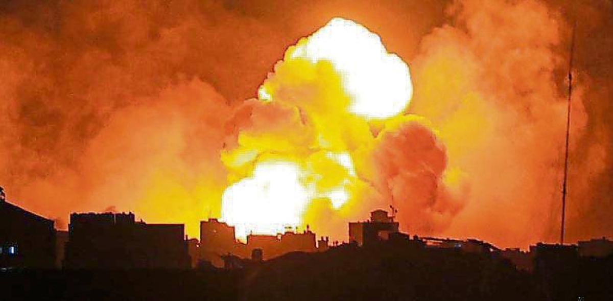 Fuego sobre los edificios del centro de Gaza IBRAHIM HAMS / AFP Fuego sobre los edificios del centro de Gaza IBRAHIM HAMS / AFP