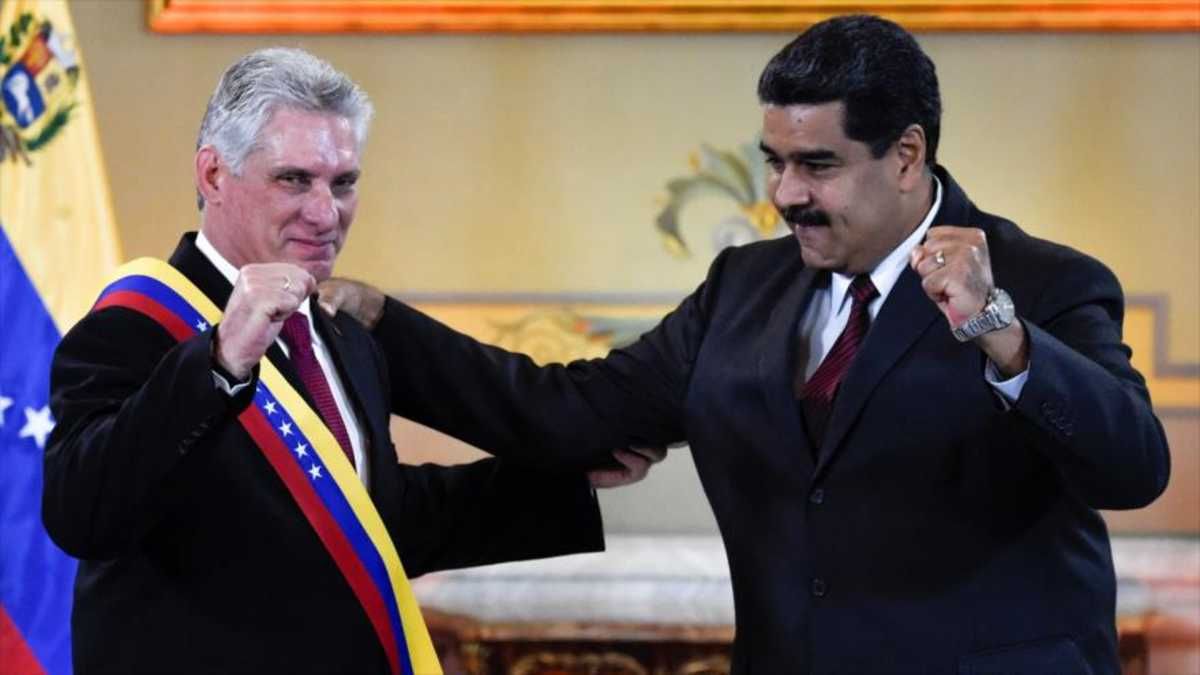 Viejas épocas, vieja épica la que refleja la foto en la que se ve a Nicolás Maduro y a Miguel Díaz-Canel celebrando el ascenso de este último. "Iremos por Cuba, tendremos que conversar con ellos", asestó Donald Trump horas atrás. Viejas épocas, vieja épica la que refleja la foto en la que se ve a Nicolás Maduro y a Miguel Díaz-Canel celebrando el ascenso de este último. "Iremos por Cuba, tendremos que conversar con ellos", asestó Donald Trump horas atrás.