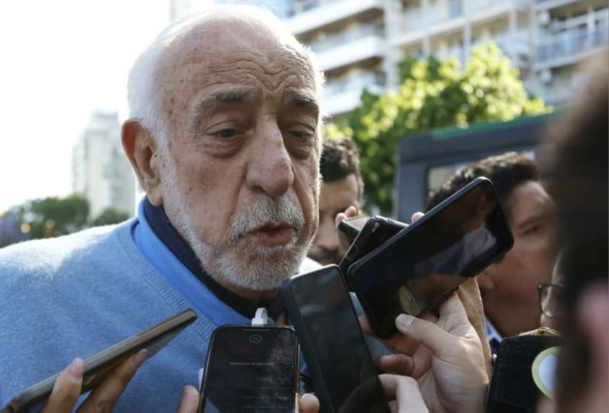 Roberto Fernández, titular de la UTA, que amenazó con medidas de fuerza en los colectivos si no se pagan sueldos y aguinaldos en término. Roberto Fernández, titular de la UTA, que amenazó con medidas de fuerza en los colectivos si no se pagan sueldos y aguinaldos en término.