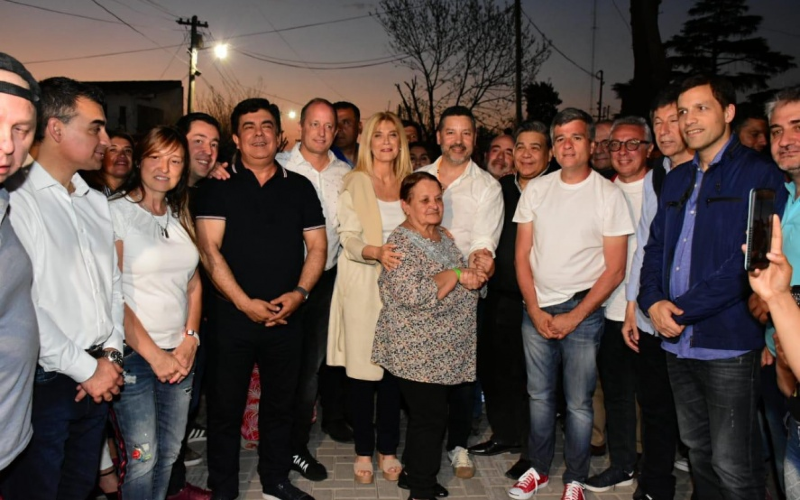 El intendente de San Isidro, Gustavo Posse (radical en Cambiemos), tuvo una sorpresiva aparición en una acto peronista en Merlo. El radical llegó invitado por el jefe comunal local, Gustavo Menéndez, para la inauguración del “Parque de la Unidad Nacional”. Foto: Infocielo septiembre 2019