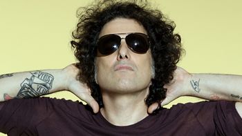 Andrés Calamaro celebra otra vuelta al sol este 22 de agosto. El Salmón, una verdadera leyenda del rock nacional, la sigue rompiendo con su música. Andrés Calamaro celebra otra vuelta al sol este 22 de agosto. El Salmón, una verdadera leyenda del rock nacional, la sigue rompiendo con su música.