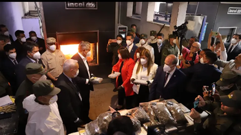 La presentación del Comando Antibloqueos para Vaca Muerta mantuvo cierto hermetismo, pero para la quema de la cocaína incautada en junio pasado hubo show y participación completa. La presentación del Comando Antibloqueos para Vaca Muerta mantuvo cierto hermetismo, pero para la quema de la cocaína incautada en junio pasado hubo show y participación completa.