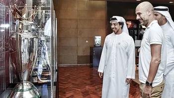 Manchester City: jeque Mansour bin Zayed bin Sultan Al Nahayan y Pep Guardiola revisando trofeos.