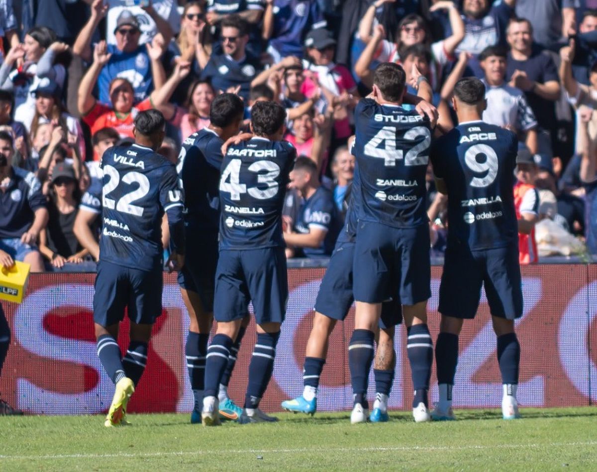 Independiente Rivadavia, la sorpresa del Torneo Apertura, no solo ganó su zona sino que es lider de la tabla general. Independiente Rivadavia, la sorpresa del Torneo Apertura, no solo ganó su zona sino que es lider de la tabla general.